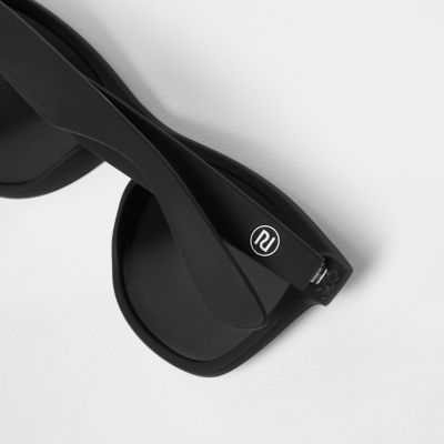 Black retro square sunglasses